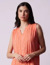 Vestido de algodón texturado color naranja, con cuello en V y sin mangas.