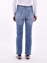 Pantalón jean de corte recto, color celeste claro.