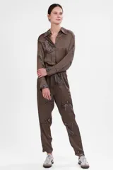 Pantalón de seda cupro color verde con estampado de leopardos alados, corte recto, bolsillos al frente y elástico en la cintura.