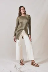 Sweater de lurex negro ajustado al cuerpo, con diseño de rayas verticales y manga larga.