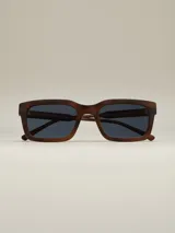 Lentes de sol cuadrados con montura gruesa color marrón y lentes polarizadas color negro. Marca Benson & Thomas, modelo Ian.