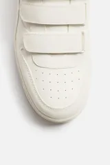Zapatillas deportivas negras con triple cierre adherente, combinación de piezas en el corte y suela con ligero volumen. Diseño de inspiración retro.