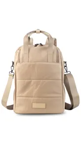 Mochila matera confeccionada en tela impermeable color beige, diseñada con dos compartimientos independientes para el kit de mate y objetos personales. Cuenta con bolsillos internos, asas de mochila acolchadas, asa de mano superior y una correa ajustable extraíble para llevar al hombro.