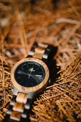 Reloj Vernoir con caja de madera de Zebrano y malla de Chacate Preto con incrustaciones de madera de Zebrano. Esfera negra con marcadores minimalistas en blanco y manecillas negras.