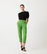 Pantalón carrot verde manzana de poliéster, tiro alto, con bolsillos laterales y cierre frontal con doble botón.