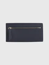 Billetera grande con acabado granulado y cierre de solapa magnético, cuenta con múltiples ranuras para tarjetas y un bolsillo exterior con cremallera.