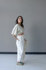 Top cruzado escotado de tusor de algodón con estampado de lunares verdes, cintura elastizada y manga corta holgada.