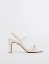 Sandalias de tacón color blanco con tiras finas y cierre con hebilla en el tobillo.