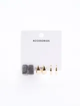 Set de tres pares de aros: un par de aros tipo botón con forma cuadrada y diseño marmolado en tonos grises, un par de aros tipo argolla gruesa y un par de aros tipo argolla fina, ambos en color dorado.