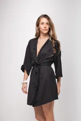 Bata kimono gris claro de algodón con volados en mangas y ruedo. Tiene mangas al codo y lazo de algodón para ajustar en la cintura.