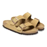 Sandalias Birkenstock Arizona color crema, con doble tira de cuero sintético y hebillas ajustables.