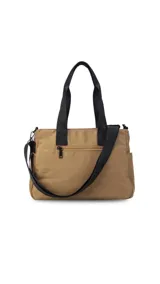 Bandolera de nylon color bordó con detalles en negro. Presenta un compartimento principal con cierre, doble asa de mano y una correa de galón extensible y removible. Incluye múltiples bolsillos externos: uno frontal con cierre, uno dorsal con cierre y bolsillos laterales abiertos para un acceso rápido.