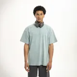 Remera celeste de corte holgado con cuello redondo y mangas cortas.