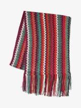 Bufanda tipo chalina con diseño de ondas en zigzag multicolor y flecos en los extremos.