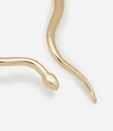 Gargantilla dorada con forma de serpiente, con cabeza y cola detalladas.