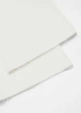 Pantalón de jean blanco, de corte flare, tiro alto y bajo desflecado. Confeccionado en tejido elástico de algodón reciclado.