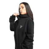 Campera negra con cierre frontal y capucha.