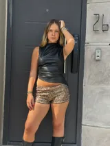 Short de tiro alto con lentejuelas doradas y marrones.