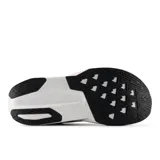 Championes de running New Balance FuelCell Rebel v5, color gris con detalles en naranja y suela blanca.