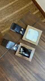 Cinto de ecocuero con hebilla redonda de alpaca y nácar.