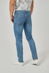 Pantalón de jean azul de corte slim fit.