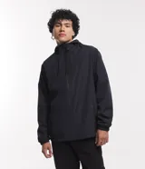 Campera rompevientos negra con capucha ajustable con cordón, cierre frontal con cremallera, bolsillos laterales con cremallera, puños elásticos y forro interior.