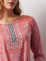 Blusa de modal estampada marca Ruby Rd, con apliques de brillos en el frente y mangas tres cuartos.