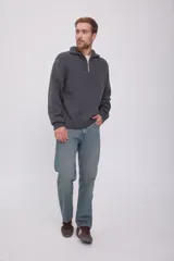 Cárdigan gris de punto con cierre de cremallera, cuello alto y mangas largas.