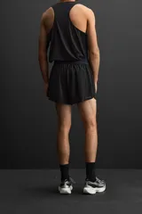 Shorts de running color verde oliva confeccionados en tejido técnico ligero y elástico con forro interior. Cintura elástica ajustable con cordón interior, bolsillo multifunción en la malla interior, bajo con corte al láser y logo estampado en la pernera.