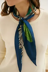 Sweater azul de tejido de punto con cuello redondo y mangas largas.