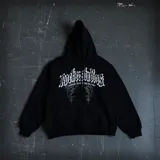 Hoodie negro corte oversize de felpa gruesa 100% algodón, con estampado blanco de alta durabilidad en el pecho con el texto "Rockerstudios" en tipografía gótica y la frase "Rockers Underground Culture". Capucha con doble tela y cordones ajustables.