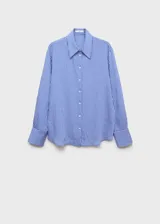 Camisa de manga larga con estampado de rayas rojas y blancas, cuello camisero y cierre frontal con botones.