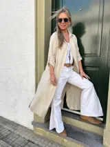 Sobrecamisa maxi de viscosa color beige, con cuello camisero, mangas 3/4 y tajos laterales.