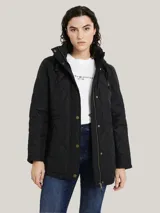 Campera negra acolchada de Tommy Hilfiger con cierre de cremallera, cuello alto con capucha, mangas largas y bolsillos laterales con cremallera.