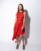 Vestido asimétrico rojo en tela fluida con cuello bote y detalle de moño en la espalda.