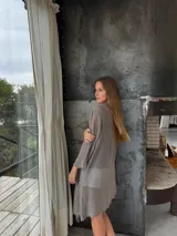 Saco de hilo color beige, de manga larga y tejido calado.