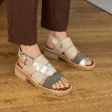 Sandalias negras de cuero vacuno, con plataforma de goma micro forrada en cuero, punta cuadrada y tiras anchas cruzadas sobre el empeine.