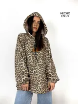 Canguro con estampado animal print de leopardo, forrado en peluche suave, con capucha ajustable, frunces en las mangas y tajos laterales.