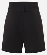 Short de sastrería color verde oliva, de corte recto y cintura alta. Presenta pliegues frontales y un detalle de medio cinturón con hebilla lateral.