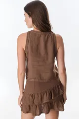Musculosa celeste de lino con botones frontales.