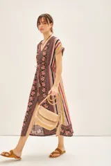 Vestido largo con estampado floral y de rayas verticales, escote en V, mangas cortas y lazo ajustable en la cintura con borlas decorativas.