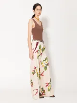 Pantalón wide leg de voile estampado con bordados, cintura con lazo y presillas, abertura en el lateral inferior y complemento bordó en la boca del bolsillo.