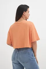 Remera color beige, de corte cropped y estilo oversized.