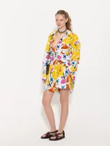 Short estampado con flores y cisnes, de corte recto.