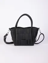 Cartera negra de símil cuero con diseño entramado, asas fijas y correa regulable y desmontable.
