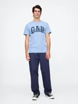 Remera celeste de algodón con cuello redondo y logo de Gap con el skyline de Nueva York estampado en azul.