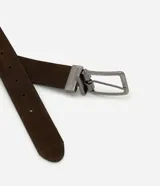 Cinturón marrón de cuero gamuzado con hebilla metálica rectangular.