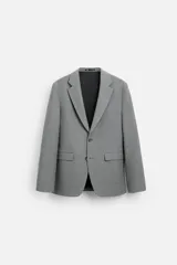 Blazer straight fit confeccionado en tejido con viscosa, color gris. Cuello con solapas de muesca y manga larga acabada en puño con botón. Bolsillo de vivo en pecho y bolsillos de plastrón en cadera. Bajo con aberturas en espalda. Cierre frontal de botonadura.