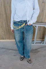 Pantalón jean de corte recto y tiro alto con lavado suave.