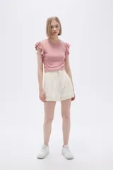 Short negro de vestir con pinzas, tiro alto y ruedo con dobladillo.
